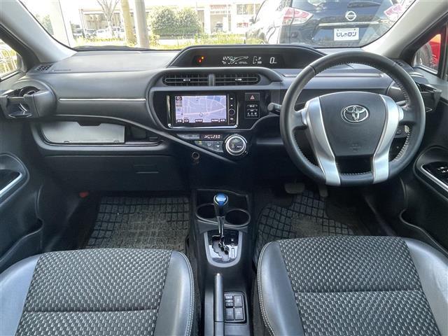 アクア X-アーバン 禁煙車/純正ナビ/バックカメラ/フルセグ/Bluetooth/ETC/ハーフレザーシート/シートヒーター/スマートキー/スペアキー/アイドリングストップ/純正アルミホイール/プッシュボタンスタート(4枚目)