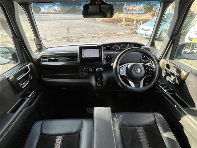 Ｎ－ＢＯＸカスタム Ｇ・Ｌターボホンダセンシング　禁煙車／純正ナビ／バックカメラ／ワンセグ／Ｂｌｕｅｔｏｏｔｈ／ＥＴＣ／両側パワースライドドア／ホンダセンシング／パドルシフト／ＬＥＤヘッドライト／オートライト／ハーフレザーシート／純正アルミホイール（4枚目）