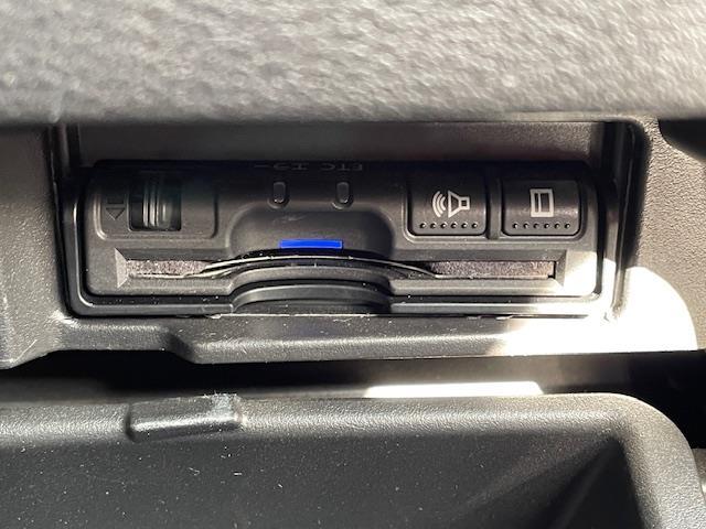 セレナ X 純正9インチナビ バックカメラ 片側パワースライドドア ETC クルーズコントロール アイドリングストップ WAC ステアリングリモコン シートバックテーブル プッシュスタート スマートキー(4枚目)