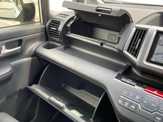 ステップワゴンスパーダ Z ナビ フルセグ バックカメラ ETC 前後ドライブレコーダー 両側パワースライドドア 横滑り防止システム パドルシフト HIDヘッドライト オートライト フォグランプ ドアバイザー CD/DVD再生(16枚目)