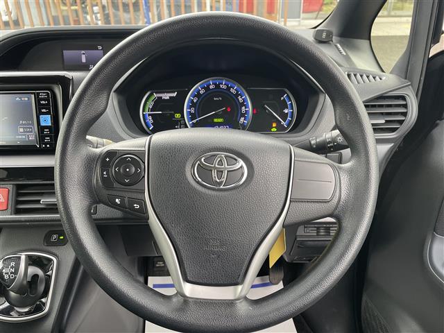 ヴォクシー ハイブリッドＸ　純正ナビ　フルセグ／ＣＤ／ＤＶＤ／ＢＴ　バックカメラ　純正フリップダウンモニター　両側パワースライドドア　ＬＥＤオートライト　ステアリングスイッチ　ビルトインＥＴＣ（6枚目）