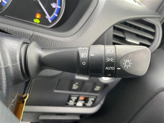 ヴォクシー ハイブリッドＸ　純正ナビ　フルセグ／ＣＤ／ＤＶＤ／ＢＴ　バックカメラ　純正フリップダウンモニター　両側パワースライドドア　ＬＥＤオートライト　ステアリングスイッチ　ビルトインＥＴＣ（8枚目）