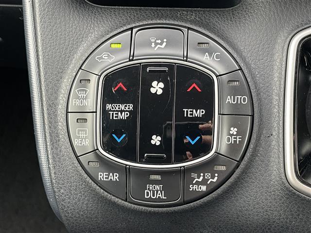 ヴォクシー ハイブリッドＸ　純正ナビ　フルセグ／ＣＤ／ＤＶＤ／ＢＴ　バックカメラ　純正フリップダウンモニター　両側パワースライドドア　ＬＥＤオートライト　ステアリングスイッチ　ビルトインＥＴＣ（11枚目）