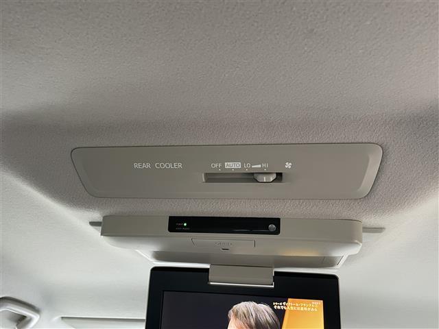 ヴォクシー ハイブリッドＸ　純正ナビ　フルセグ／ＣＤ／ＤＶＤ／ＢＴ　バックカメラ　純正フリップダウンモニター　両側パワースライドドア　ＬＥＤオートライト　ステアリングスイッチ　ビルトインＥＴＣ（17枚目）