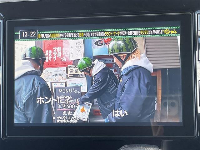 タント カスタムＲＳ　ＳＡ　４ＷＤ　純正ナビ　フルセグＴＶ　ＡＭ／ＦＭ　ＣＤ／ＤＶＤ　Ｂｌｕｅｔｏｏｔｈ接続　両側パワースライドドア　バックカメラ　フリップダウンモニター　プッシュスタート　純正フロアマット　ＥＴＣ（4枚目）