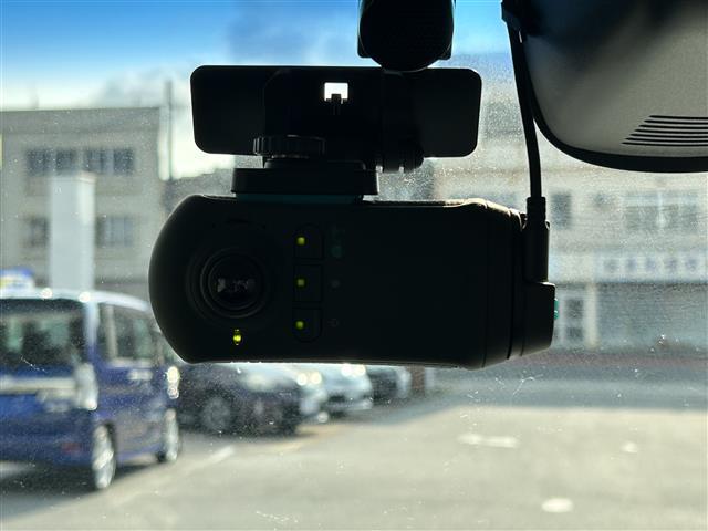 【　ドライブレコーダー　】運転中の記録を残します。事故などを起こした起こされた時の証拠を残します。