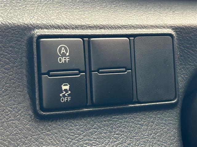 【 横滑り防止装置 】急なハンドル操作時や滑りやすい路面を走行中に車両の横滑りを感知すると、自動的に車両の進行方向を保つように車両を制御します。