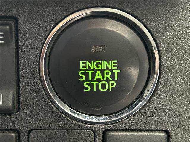 【 スマートキー プッシュスタート 】鍵を挿さずにポケットに入れたまま鍵の開閉、エンジンの始動まで行えます。