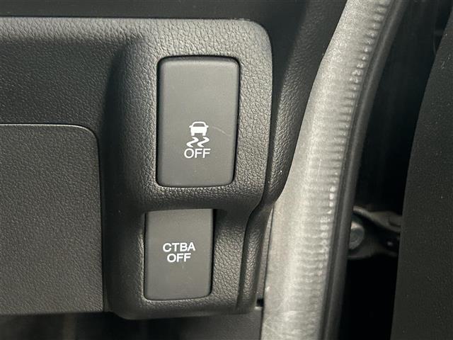 ”【　横滑り防止装置　】急なハンドル操作時や滑りやすい路面を走行中に車両の横滑りを感知すると、自動的に車両の進行方向を保つように車両を制御します。