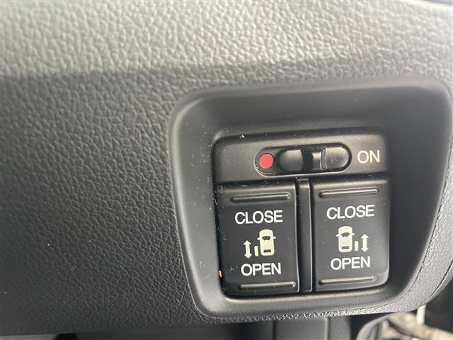 【　両側パワースライドドア　】小さなお子様でもボタンひとつで楽々乗り降り出来ます♪駐車場で両手に荷物を抱えている時もボタンひとつで自動で開いてくれますので、ご家族でのお買い物にとっても便利な装備です♪