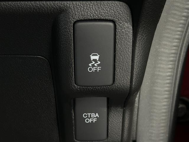 【　横滑り防止装置　】急なハンドル操作時や滑りやすい路面を走行中に車両の横滑りを感知すると、自動的に車両の進行方向を保つように車両を制御します。』