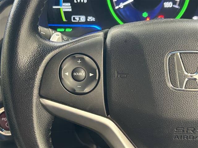 【　ステアリングスイッチ　】手元のスイッチでナビ操作が可能です！！非常に便利な機能です。取り付けのナビによってはオプション設定となっております！詳しくはスタッフまで♪