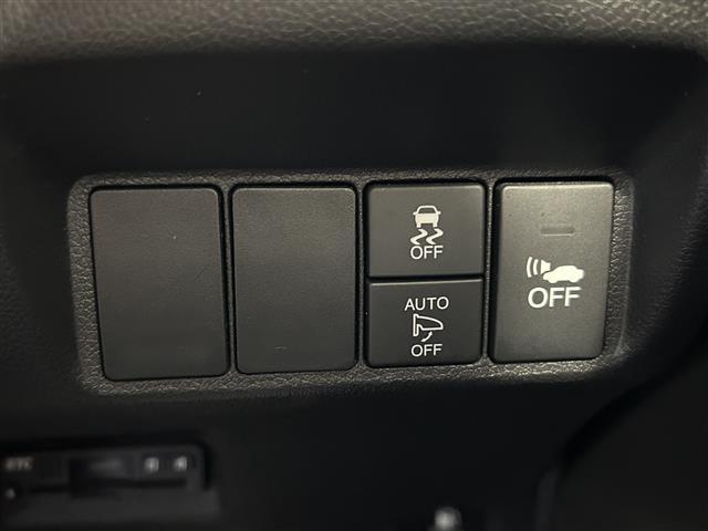 ”【　横滑り防止装置　】急なハンドル操作時や滑りやすい路面を走行中に車両の横滑りを感知すると、自動的に車両の進行方向を保つように車両を制御します。』”