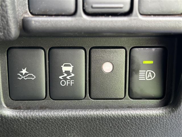 【　横滑り防止装置　】急なハンドル操作時や滑りやすい路面を走行中に車両の横滑りを感知すると、自動的に車両の進行方向を保つように車両を制御します。』”