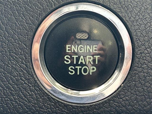 【　スマートキー　プッシュスタート　】鍵を挿さずにポケットに入れたまま鍵の開閉、エンジンの始動まで行えます。