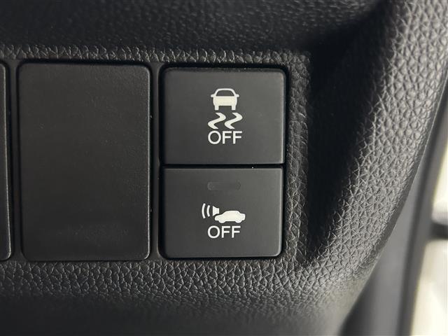 ”【　横滑り防止装置　】急なハンドル操作時や滑りやすい路面を走行中に車両の横滑りを感知すると、自動的に車両の進行方向を保つように車両を制御します。』”