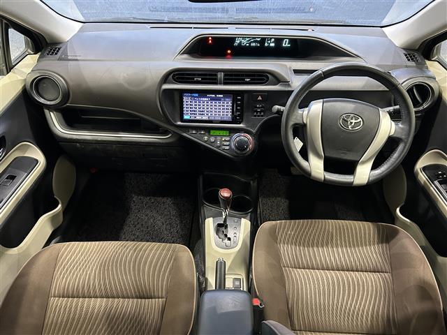 アクア Ｇ　本土仕入　純正ナビ　ＥＴＣ　パワーステアリング　パワーウィンドウ　アイドリングストップ　純正フロアマット　オートライト　ＬＥＤッドライト　プッシュスタート　スマートキー　スペアキー　取扱説明書（2枚目）