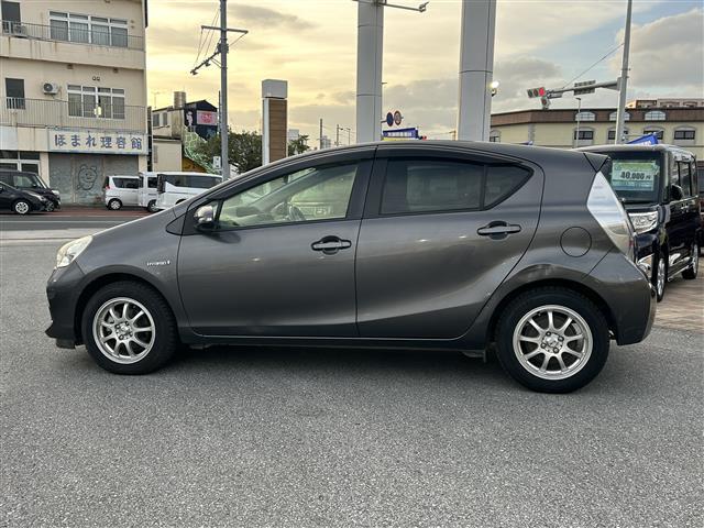 アクア Ｇ　本土仕入　純正ナビ　ＥＴＣ　パワーステアリング　パワーウィンドウ　アイドリングストップ　純正フロアマット　オートライト　ＬＥＤッドライト　プッシュスタート　スマートキー　スペアキー　取扱説明書（25枚目）