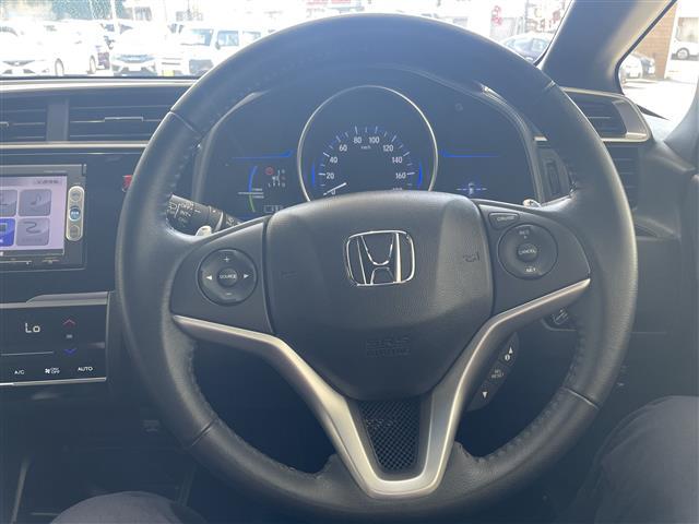 フィットハイブリッド Ｓパッケージ　本土仕入　純正ナビ　フルセグＴＶ　Ｂｌｕｅｔｏｏｔｈ接続　バックカメラ　ＣＤ／ＤＶＤ再生　クルーズコントロール　アイドリングストップ　オートライト　プッシュスタート　スマートキー　スペアキー（6枚目）