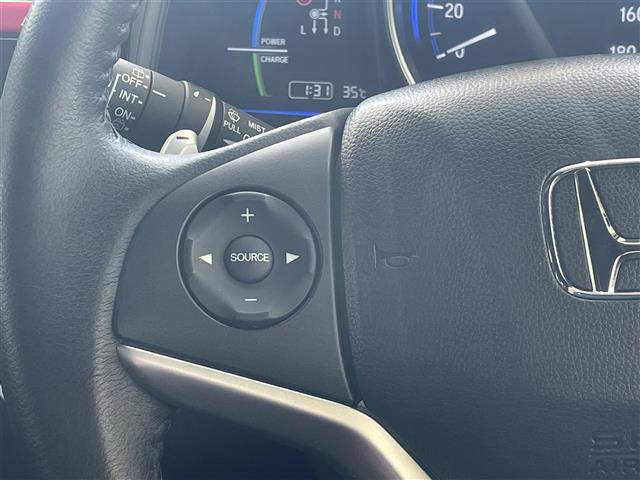 フィットハイブリッド Ｓパッケージ　本土仕入　純正ナビ　フルセグＴＶ　Ｂｌｕｅｔｏｏｔｈ接続　バックカメラ　ＣＤ／ＤＶＤ再生　クルーズコントロール　アイドリングストップ　オートライト　プッシュスタート　スマートキー　スペアキー（7枚目）