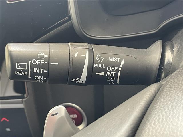 フィットハイブリッド Ｓパッケージ　本土仕入　純正ナビ　フルセグＴＶ　Ｂｌｕｅｔｏｏｔｈ接続　バックカメラ　ＣＤ／ＤＶＤ再生　クルーズコントロール　アイドリングストップ　オートライト　プッシュスタート　スマートキー　スペアキー（9枚目）