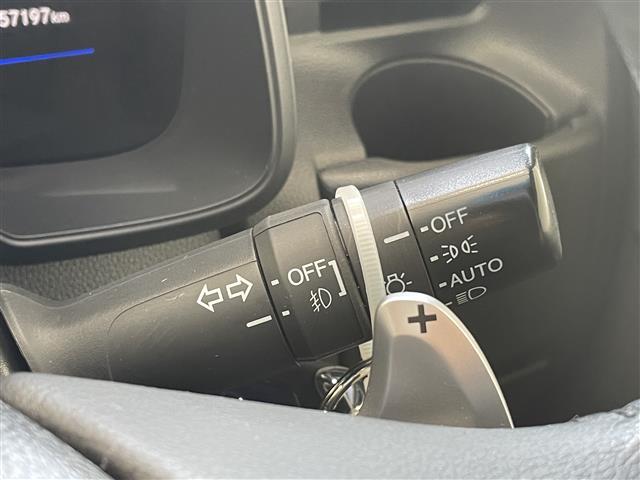 フィットハイブリッド Ｓパッケージ　本土仕入　純正ナビ　フルセグＴＶ　Ｂｌｕｅｔｏｏｔｈ接続　バックカメラ　ＣＤ／ＤＶＤ再生　クルーズコントロール　アイドリングストップ　オートライト　プッシュスタート　スマートキー　スペアキー（10枚目）