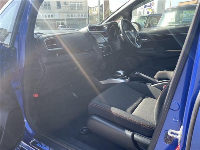 フィットハイブリッド Ｓパッケージ　本土仕入　純正ナビ　フルセグＴＶ　Ｂｌｕｅｔｏｏｔｈ接続　バックカメラ　ＣＤ／ＤＶＤ再生　クルーズコントロール　アイドリングストップ　オートライト　プッシュスタート　スマートキー　スペアキー（15枚目）