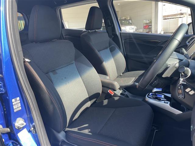 フィットハイブリッド Ｓパッケージ　本土仕入　純正ナビ　フルセグＴＶ　Ｂｌｕｅｔｏｏｔｈ接続　バックカメラ　ＣＤ／ＤＶＤ再生　クルーズコントロール　アイドリングストップ　オートライト　プッシュスタート　スマートキー　スペアキー（16枚目）