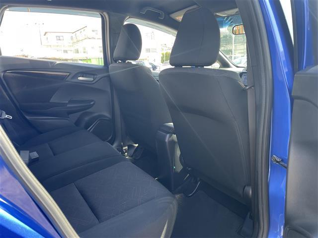 フィットハイブリッド Ｓパッケージ　本土仕入　純正ナビ　フルセグＴＶ　Ｂｌｕｅｔｏｏｔｈ接続　バックカメラ　ＣＤ／ＤＶＤ再生　クルーズコントロール　アイドリングストップ　オートライト　プッシュスタート　スマートキー　スペアキー（18枚目）