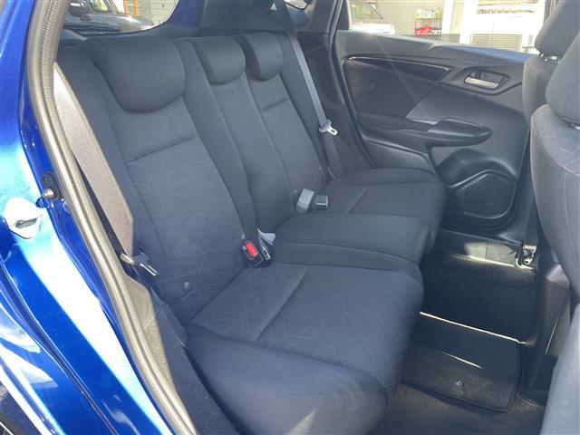 フィットハイブリッド Ｓパッケージ　本土仕入　純正ナビ　フルセグＴＶ　Ｂｌｕｅｔｏｏｔｈ接続　バックカメラ　ＣＤ／ＤＶＤ再生　クルーズコントロール　アイドリングストップ　オートライト　プッシュスタート　スマートキー　スペアキー（20枚目）