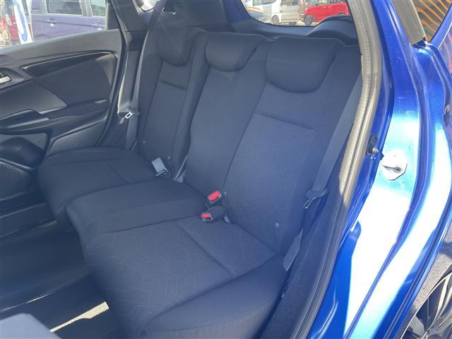 フィットハイブリッド Ｓパッケージ　本土仕入　純正ナビ　フルセグＴＶ　Ｂｌｕｅｔｏｏｔｈ接続　バックカメラ　ＣＤ／ＤＶＤ再生　クルーズコントロール　アイドリングストップ　オートライト　プッシュスタート　スマートキー　スペアキー（21枚目）