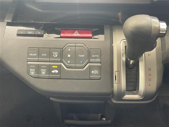 ステップワゴン Ｇ　本土仕入　純正ナビ　ＴＶ　バックカメラ　ＣＤ／ＤＶＤ再生　ＥＴＣ　片側パワースライドドア　フリップダウンモニター　アイドリングストップ　オートライト　スマートキー　ドライブレコーダー（14枚目）