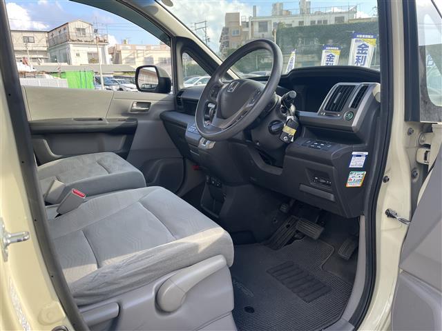 ステップワゴン Ｇ　インターナビ　コンフォートセレクション　本土仕入　純正ナビ　ＴＶ　バックカメラ　ＥＴＣ　両側パワースライドドア　フリップダウンモニター　クルーズコントロール　オートライト　スマートキー　スペアキー　アイドリングストップ　純正フロアマット（16枚目）