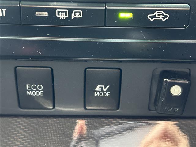 【　ＥＣＯモード　】ＥＣＯスイッチを押すとバルブタイミングや点火位置の制御など省燃費モードで走行してくれ、メーター内に表示されます♪