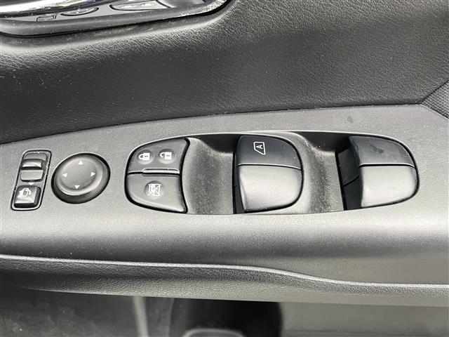 セレナ ハイウェイスター　セーフティパックＢ　純正ナビ　フリップダウンモニター　アラウンドビューモニター　フルセグＴＶ　Ｂｌｕｅｔｏｏｔｈ　ＥＴＣ　両側パワスラ　ハンズフリーオートスライドドア　前後コーナーセンサー（17枚目）