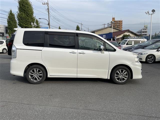 ヴォクシー ZS 煌III ディーラーOPナビ/BT/ワンセグTV/SD/DVD/ETC付き/両側パワースライド/ハーフレザーシート/電動格納ミラー/純正フロアマット/キセノンライト(9枚目)