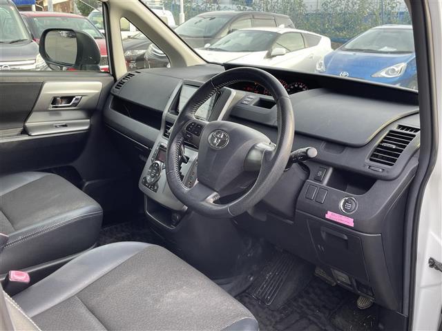 ヴォクシー ZS 煌III ディーラーOPナビ/BT/ワンセグTV/SD/DVD/ETC付き/両側パワースライド/ハーフレザーシート/電動格納ミラー/純正フロアマット/キセノンライト(13枚目)