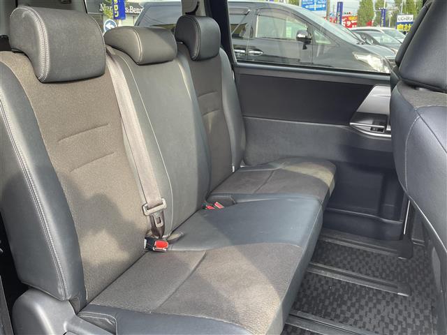 ヴォクシー ZS 煌III ディーラーOPナビ/BT/ワンセグTV/SD/DVD/ETC付き/両側パワースライド/ハーフレザーシート/電動格納ミラー/純正フロアマット/キセノンライト(17枚目)