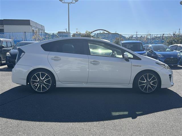 プリウス Sツーリングセレクション 純正ナビ(SD・DVD・TV)・バックカメラ・ワンオーナー・Bluetooth・プッシュボタン・スマートキー・電格ミラー・ドアバイザー(9枚目)