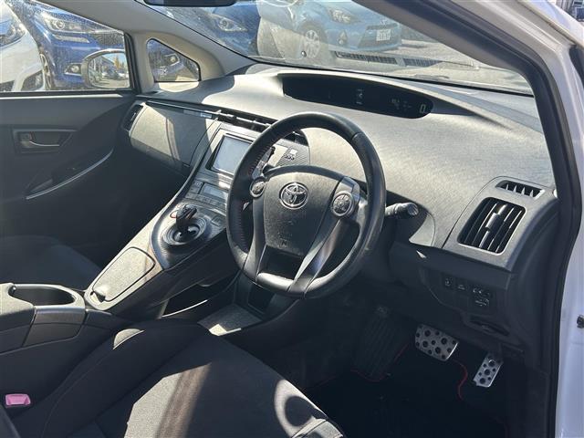 プリウス Sツーリングセレクション 純正ナビ(SD・DVD・TV)・バックカメラ・ワンオーナー・Bluetooth・プッシュボタン・スマートキー・電格ミラー・ドアバイザー(13枚目)