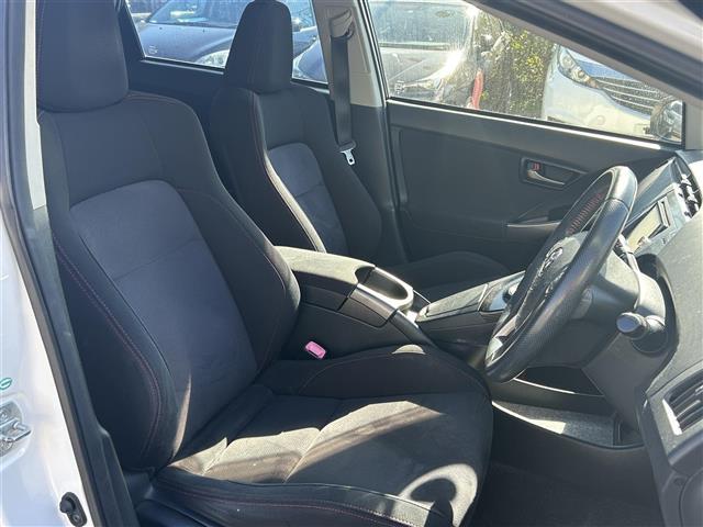 プリウス Sツーリングセレクション 純正ナビ(SD・DVD・TV)・バックカメラ・ワンオーナー・Bluetooth・プッシュボタン・スマートキー・電格ミラー・ドアバイザー(14枚目)