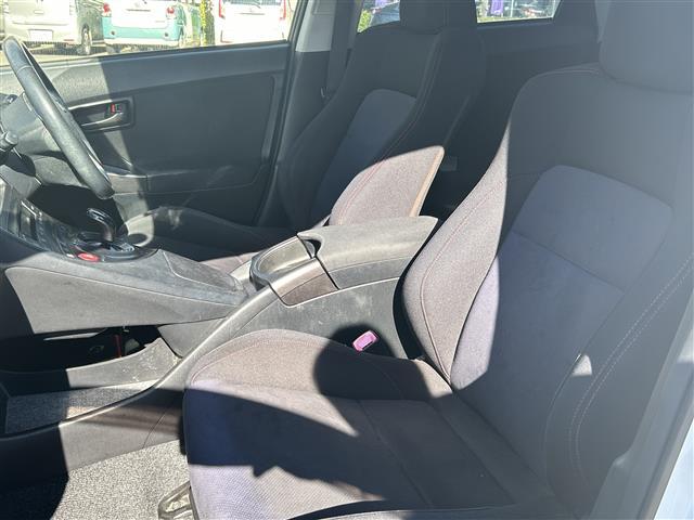 プリウス Sツーリングセレクション 純正ナビ(SD・DVD・TV)・バックカメラ・ワンオーナー・Bluetooth・プッシュボタン・スマートキー・電格ミラー・ドアバイザー(15枚目)