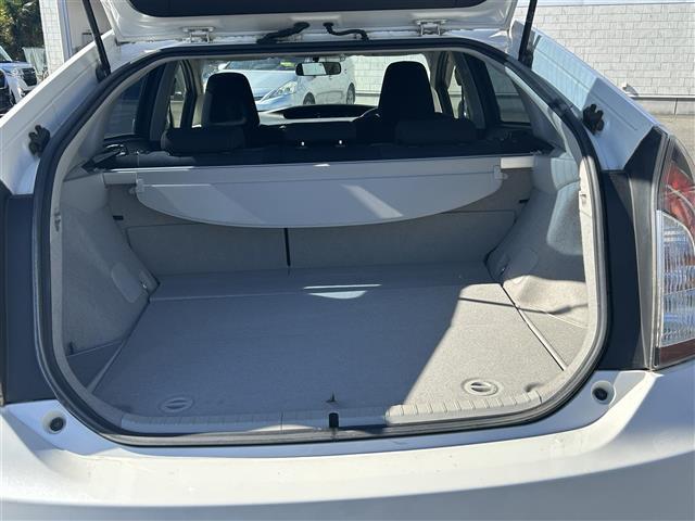 プリウス Sツーリングセレクション 純正ナビ(SD・DVD・TV)・バックカメラ・ワンオーナー・Bluetooth・プッシュボタン・スマートキー・電格ミラー・ドアバイザー(18枚目)