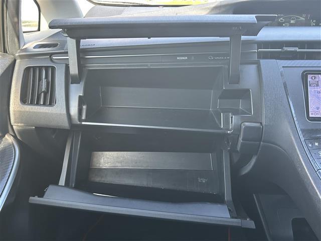 プリウス Sツーリングセレクション 純正ナビ(SD・DVD・TV)・バックカメラ・ワンオーナー・Bluetooth・プッシュボタン・スマートキー・電格ミラー・ドアバイザー(31枚目)