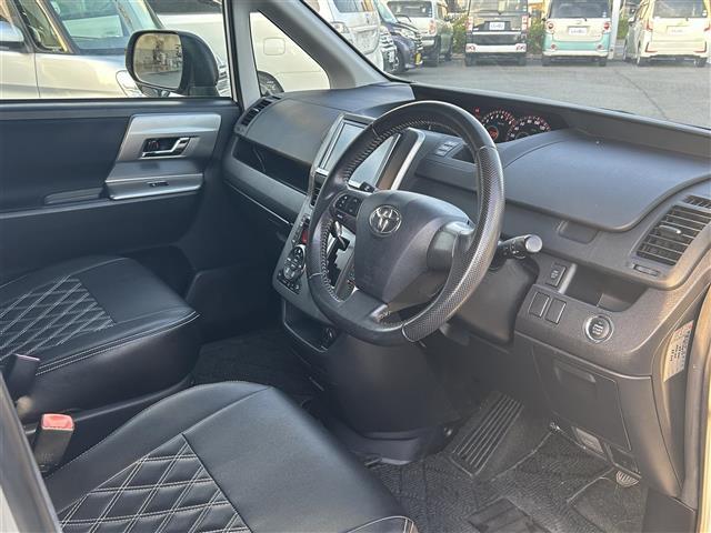 ヴォクシー ＺＳ　煌ＩＩ　ナビ・バックカメラ・プッシュボタン・スマートキー・両側パワースライドドア（13枚目）