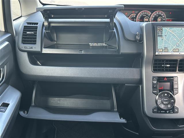 ヴォクシー ＺＳ　煌ＩＩ　ナビ・バックカメラ・プッシュボタン・スマートキー・両側パワースライドドア（35枚目）