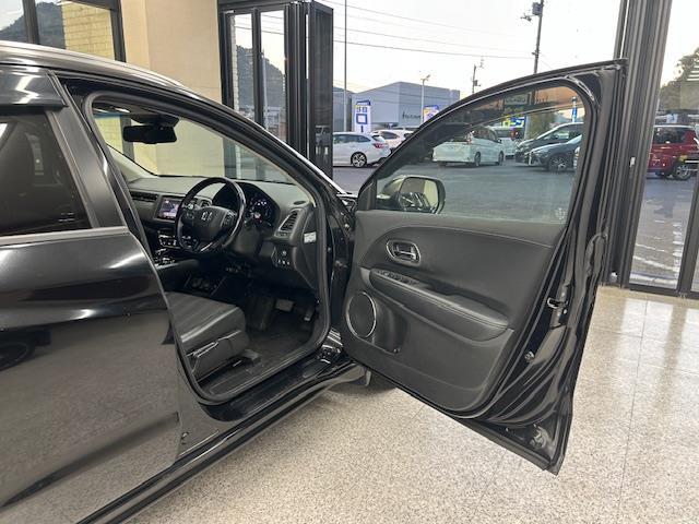 ヴェゼル ハイブリッドＺ　純正ＳＤナビ　バックカメラ　ワンセグＴＶ　ＥＴＣ　クルーズコントロール　ハーフレザーシート　前席シートヒーター　純正フロアマット　オートライト　ＬＥＤヘッドライト　ウインカミラー　電動格納ミラー（5枚目）