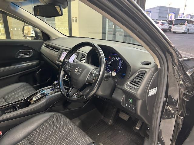 ヴェゼル ハイブリッドＺ　純正ＳＤナビ　バックカメラ　ワンセグＴＶ　ＥＴＣ　クルーズコントロール　ハーフレザーシート　前席シートヒーター　純正フロアマット　オートライト　ＬＥＤヘッドライト　ウインカミラー　電動格納ミラー（6枚目）