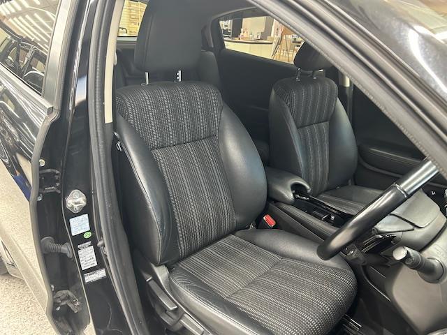 ヴェゼル ハイブリッドＺ　純正ＳＤナビ　バックカメラ　ワンセグＴＶ　ＥＴＣ　クルーズコントロール　ハーフレザーシート　前席シートヒーター　純正フロアマット　オートライト　ＬＥＤヘッドライト　ウインカミラー　電動格納ミラー（7枚目）