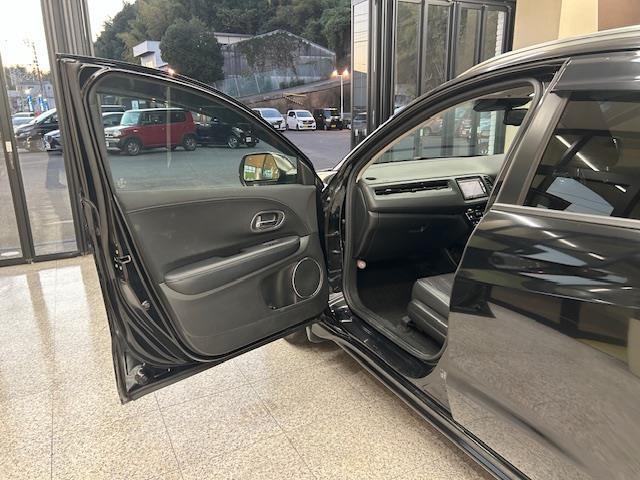 ヴェゼル ハイブリッドＺ　純正ＳＤナビ　バックカメラ　ワンセグＴＶ　ＥＴＣ　クルーズコントロール　ハーフレザーシート　前席シートヒーター　純正フロアマット　オートライト　ＬＥＤヘッドライト　ウインカミラー　電動格納ミラー（8枚目）